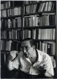 José Antonio Arana en la biblioteca de su casa hablando con un periodista. Iñaki García